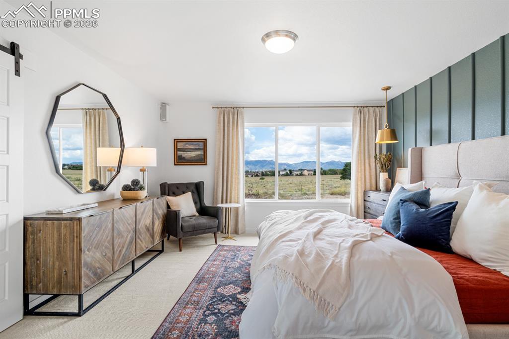 Image 28 of 50: Bedroom