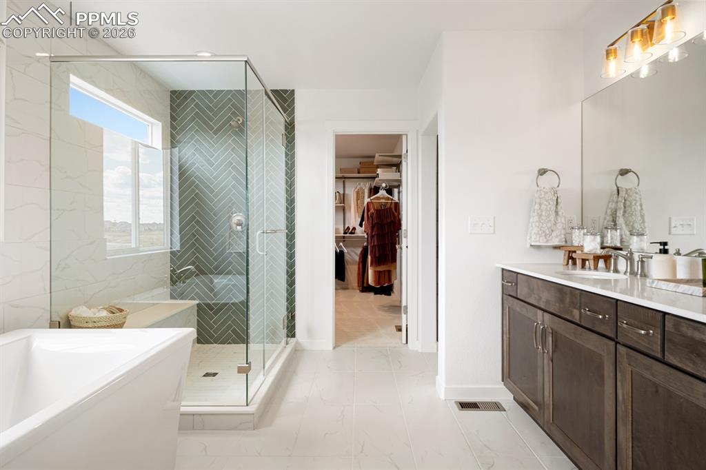 Image 33 of 50: Bathroom