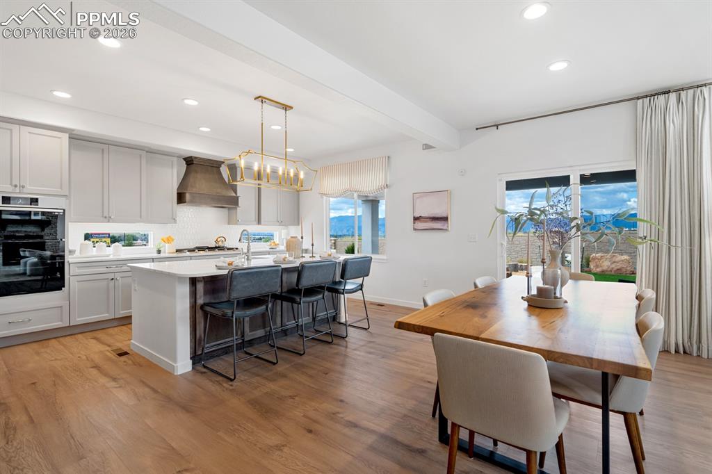 Image 5 of 50: Dining Area