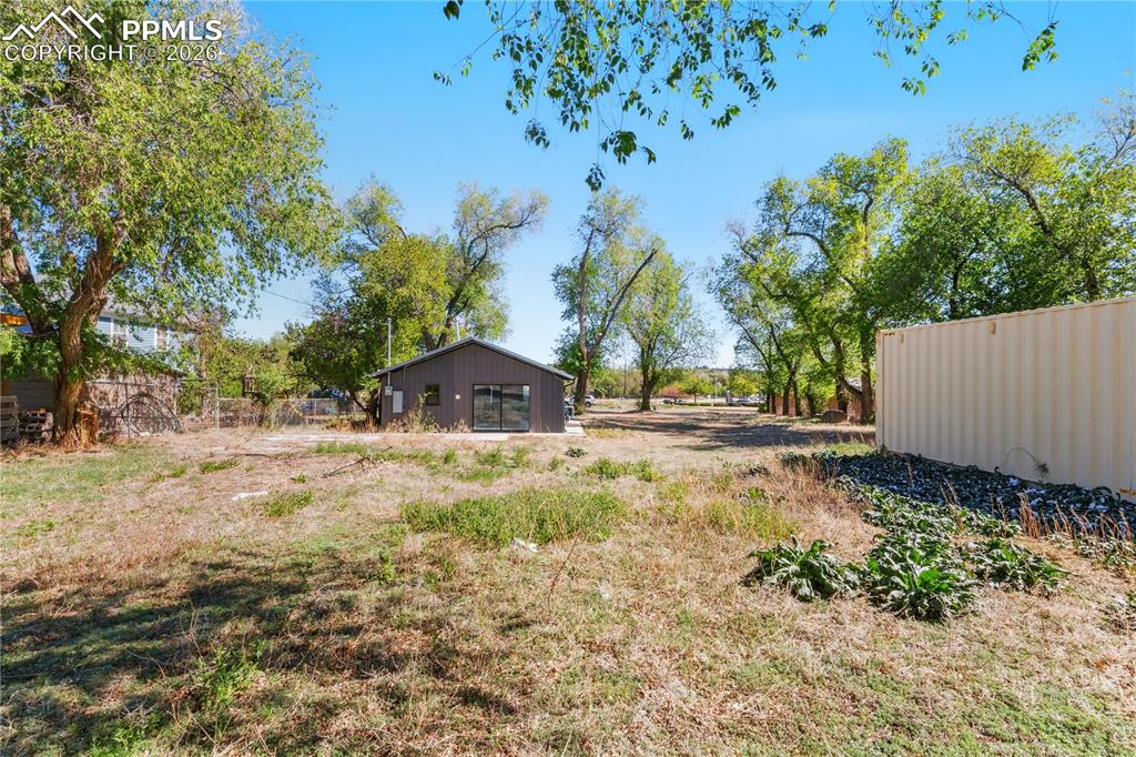 Image 5 of 19: Yard