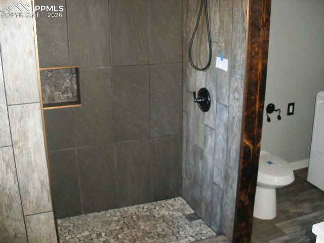 Image 16 of 44: Bathroom