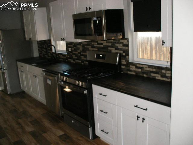 Image 6 of 44: Kitchen