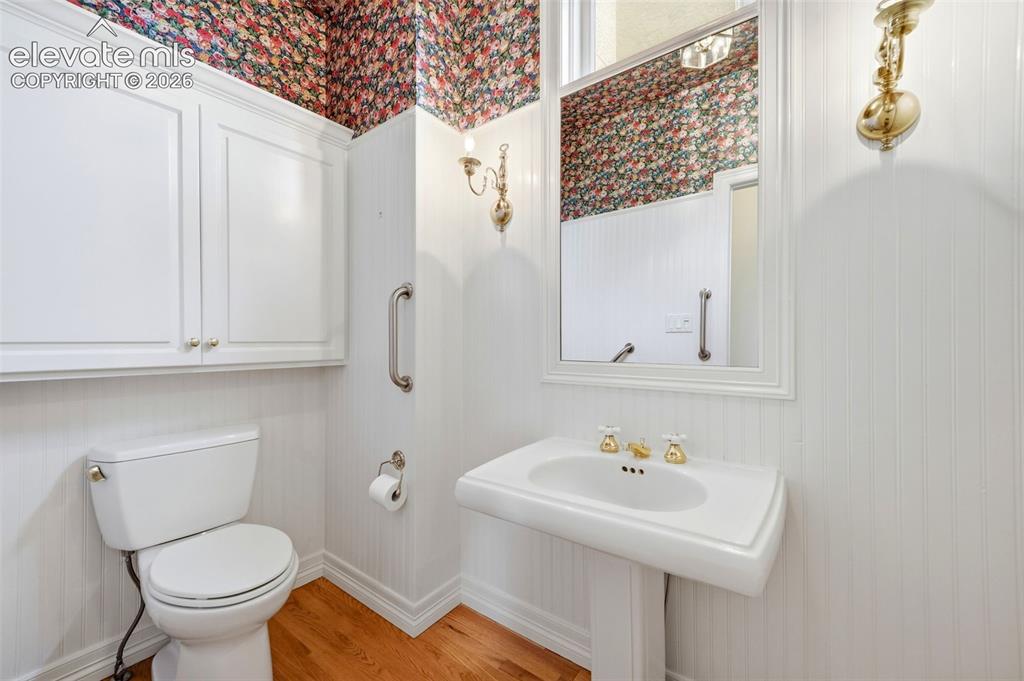 Image 12 of 50: Bathroom
