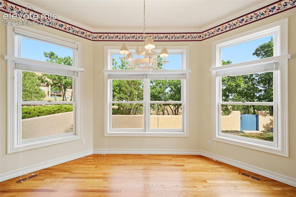 Image 17 of 50: Dining Area