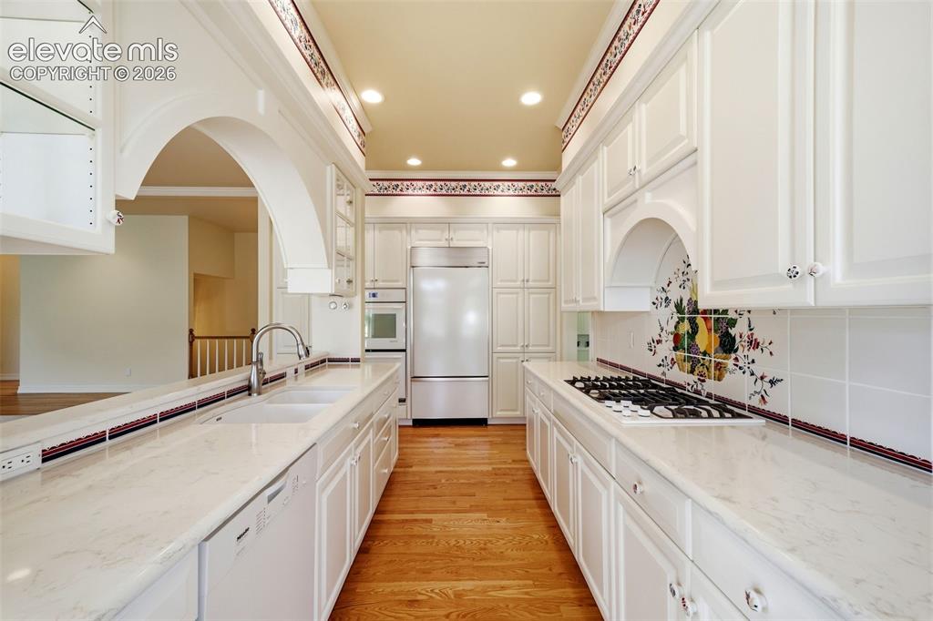 Image 18 of 50: Kitchen