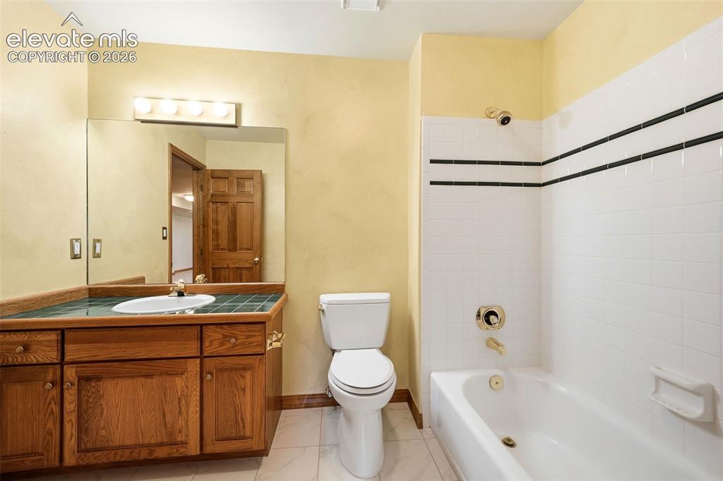 Image 45 of 50: Bathroom