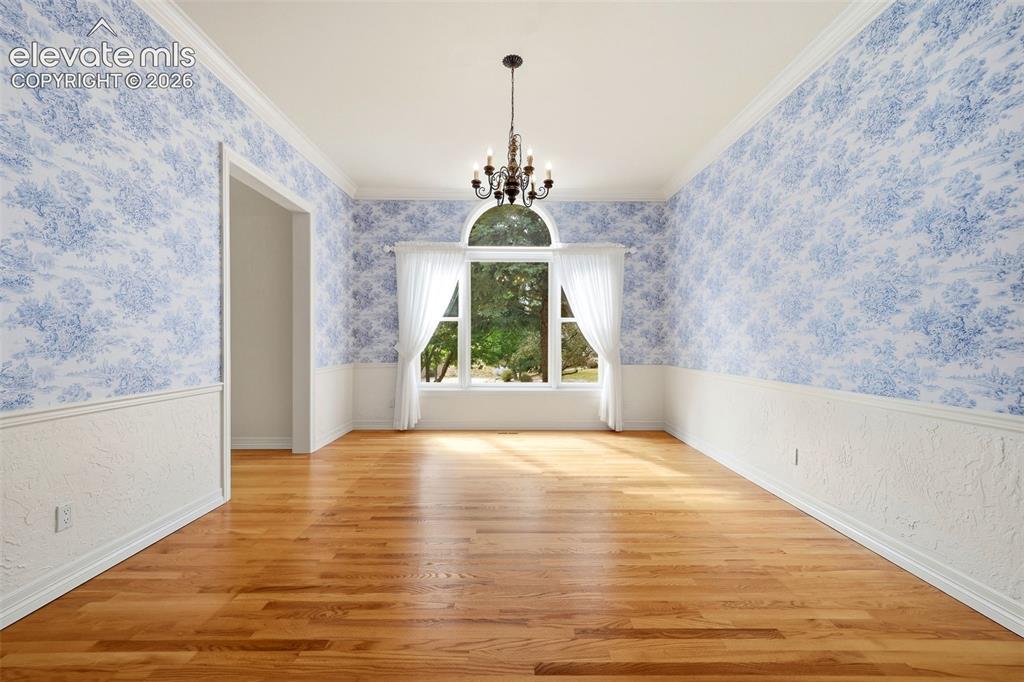 Image 8 of 50: Dining Area