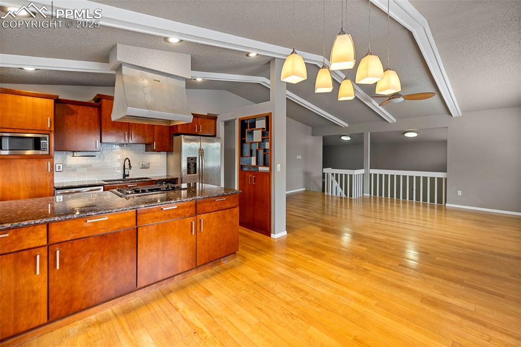 Image 15 of 50: Kitchen