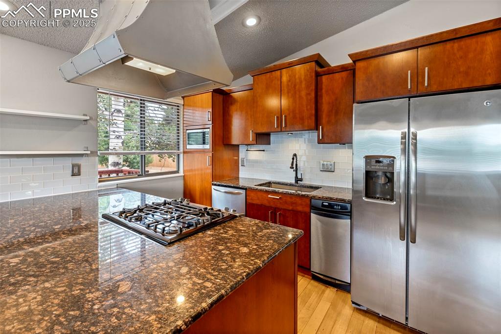 Image 16 of 50: Kitchen