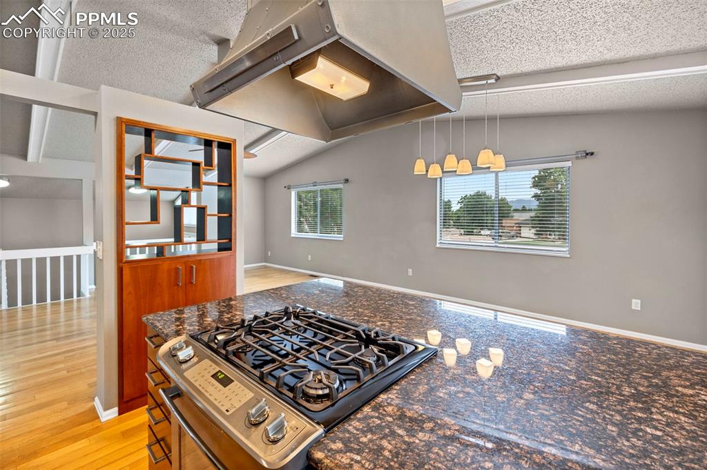 Image 18 of 50: Kitchen