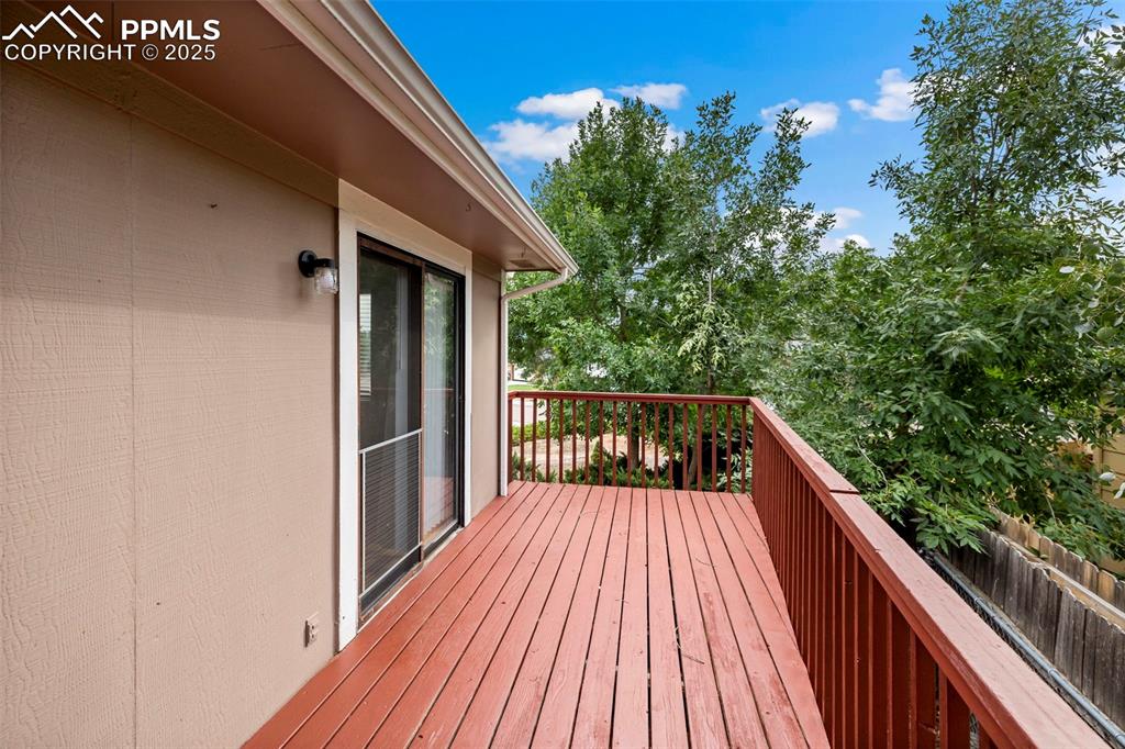 Image 5 of 50: Deck