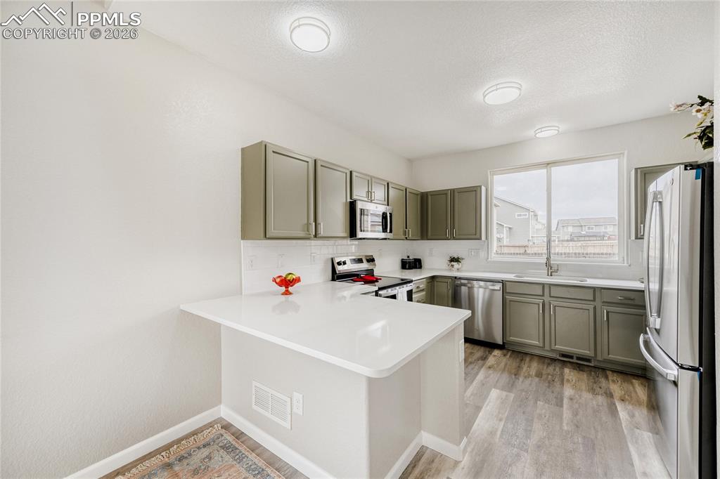 Image 9 of 29: Kitchen