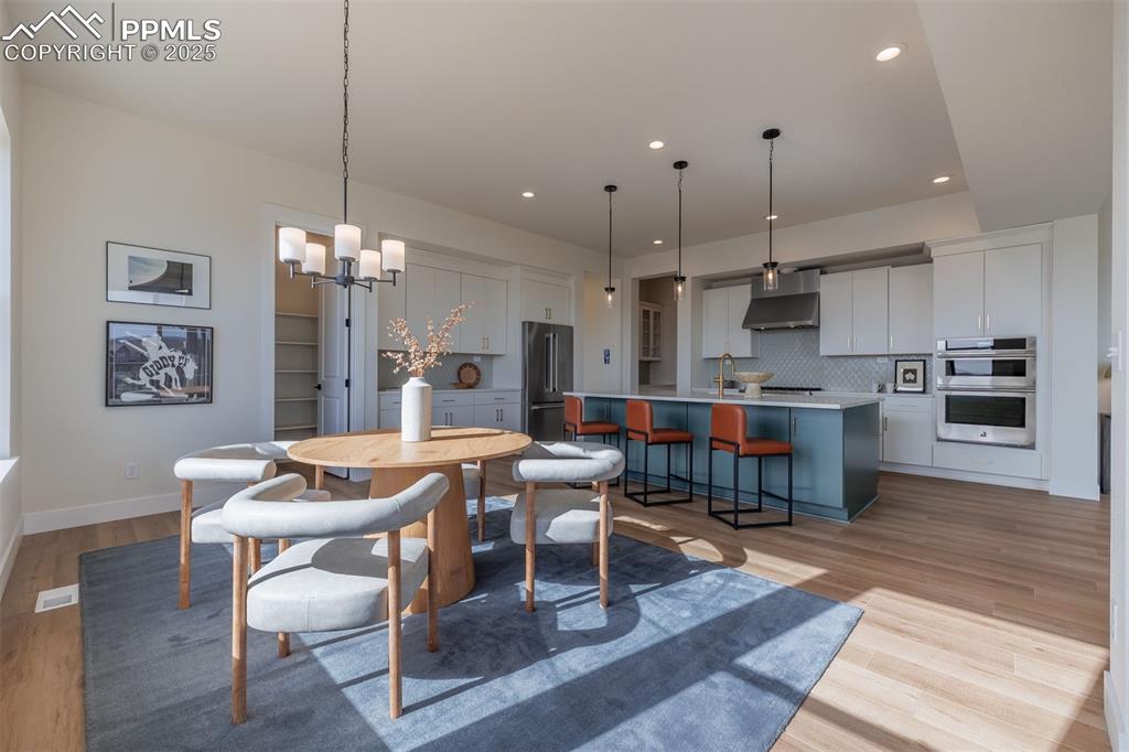 Image 14 of 43: Dining Area