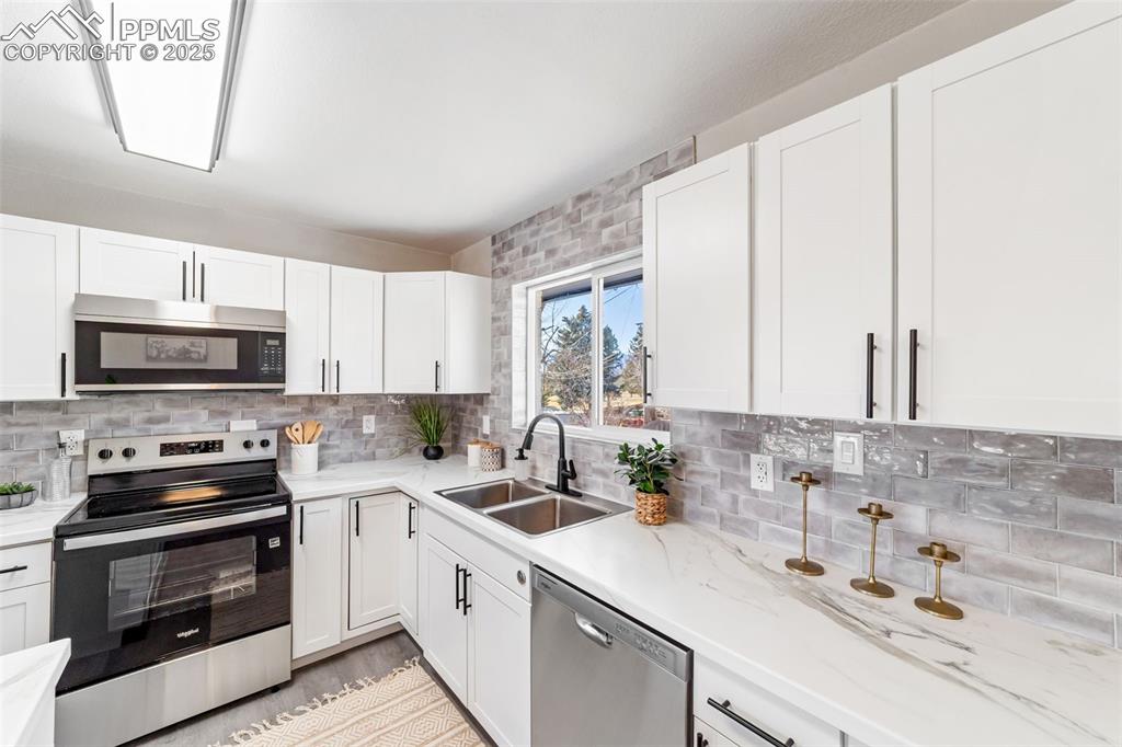 Image 11 of 43: Kitchen