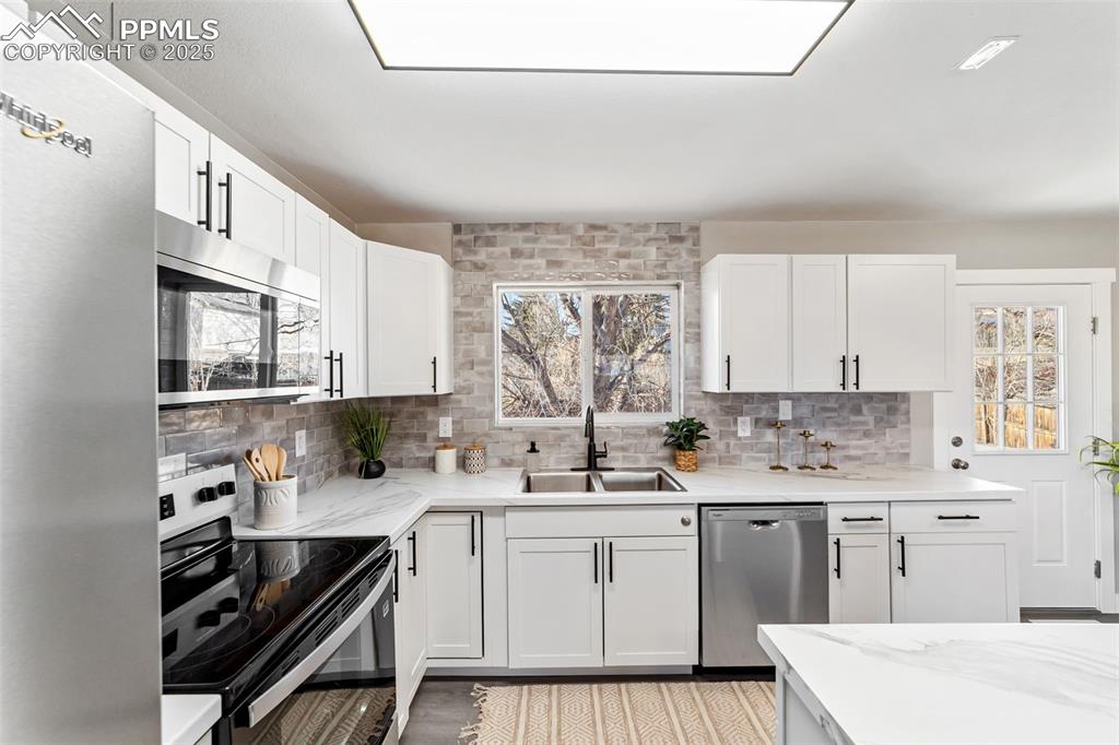 Image 14 of 43: Kitchen