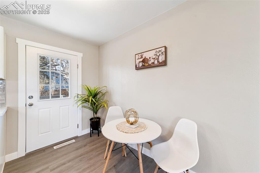 Image 16 of 43: Dining Area