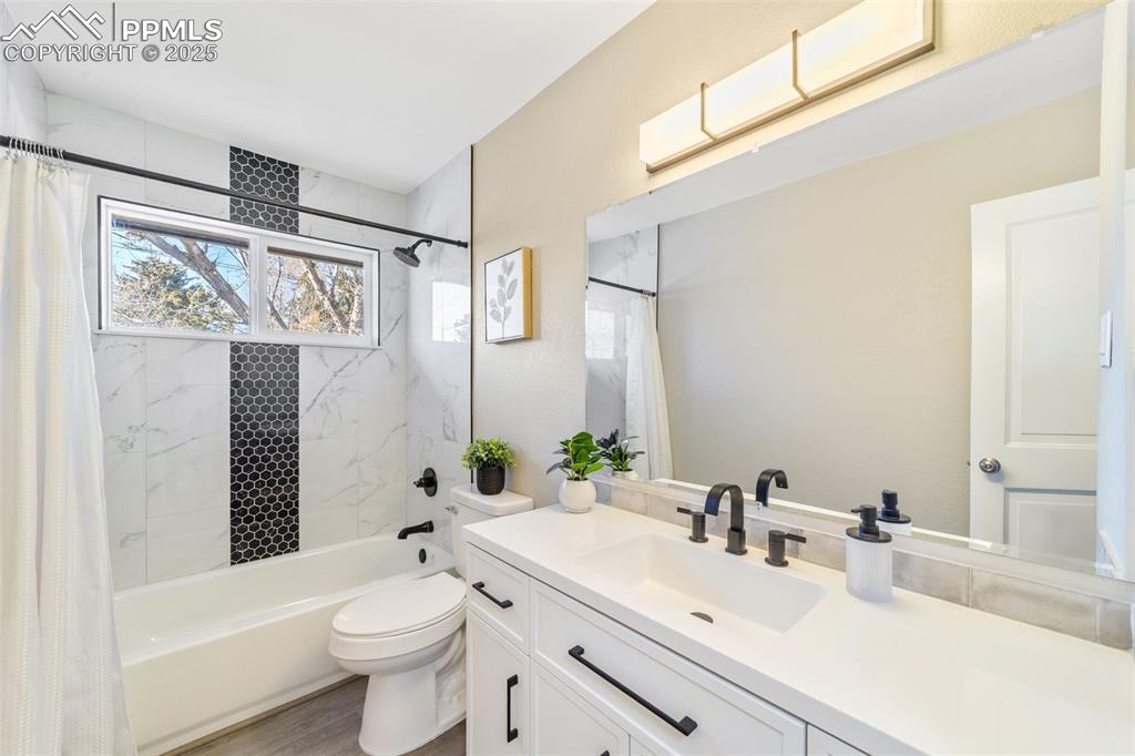 Image 17 of 43: Bathroom