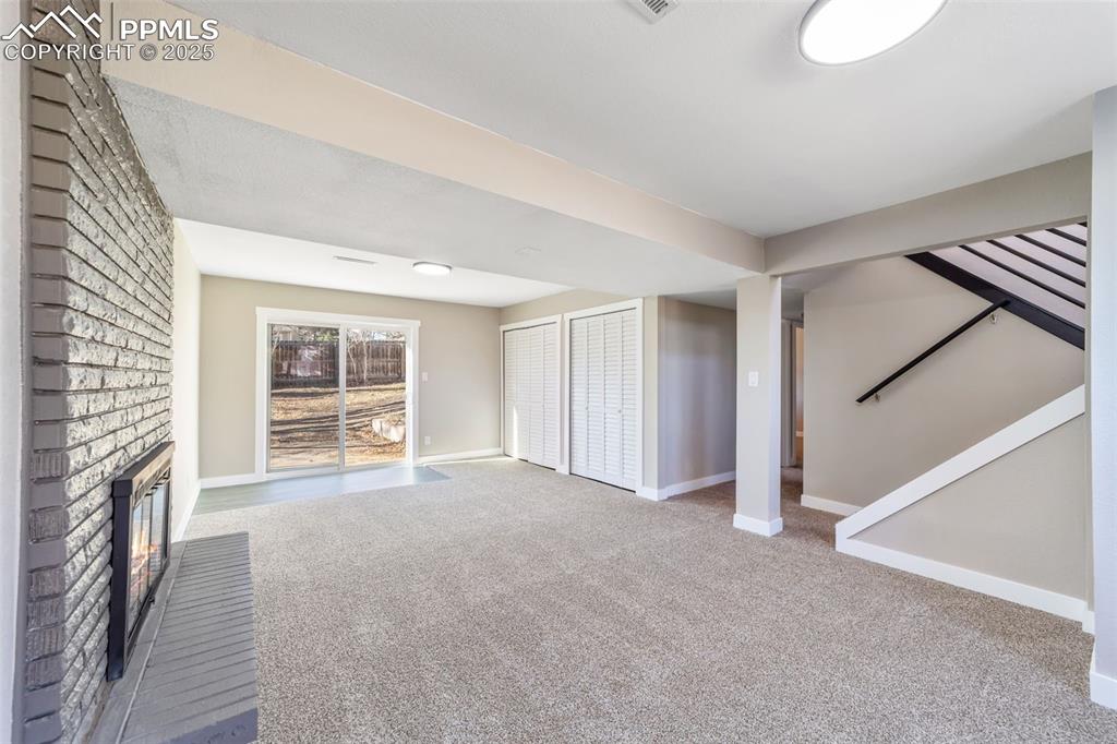 Image 28 of 43: Living Room