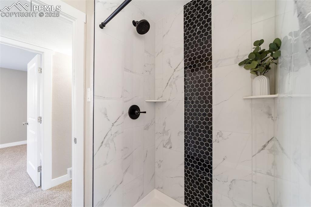 Image 34 of 43: Bathroom