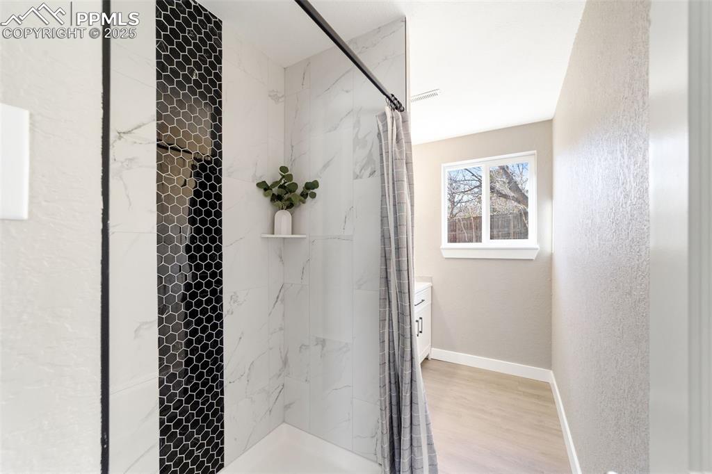 Image 35 of 43: Bathroom