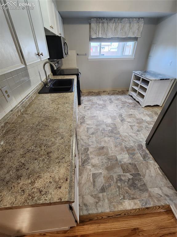 Image 11 of 44: Kitchen