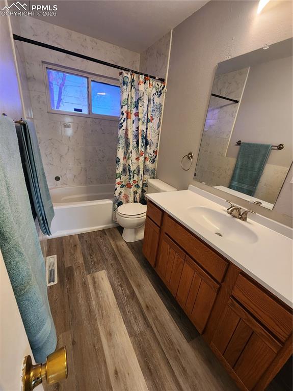 Image 16 of 44: Bathroom