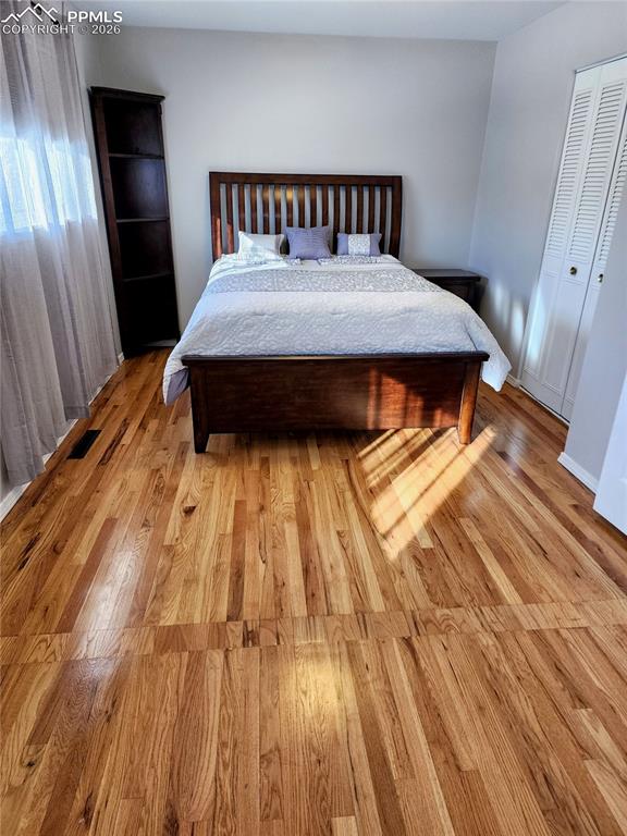 Image 18 of 44: Bedroom
