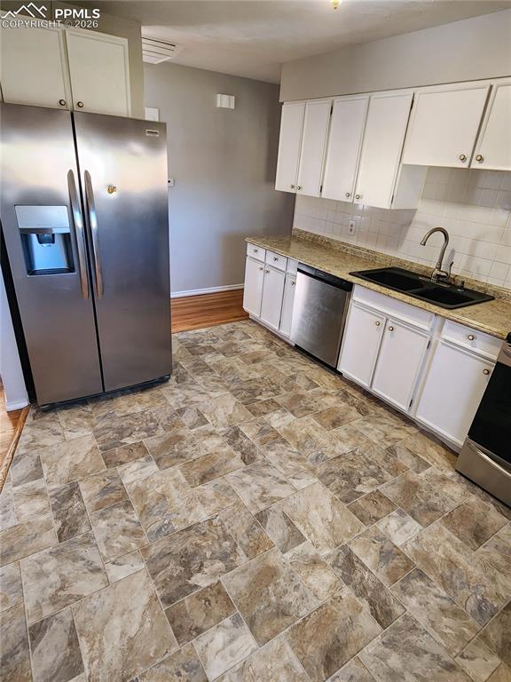 Image 20 of 44: Kitchen