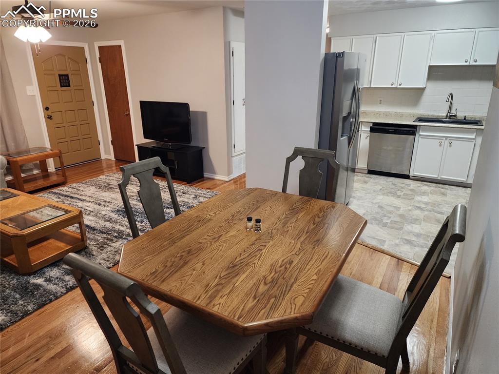 Image 26 of 44: Dining Area