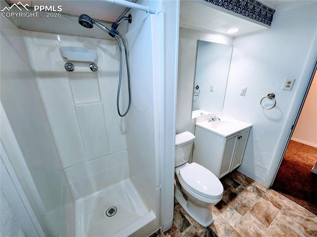 Image 32 of 44: Bathroom
