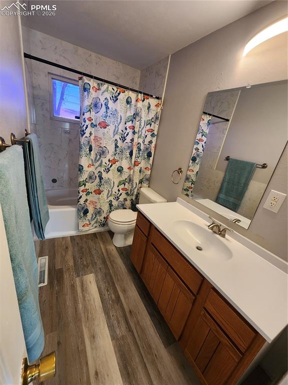 Image 36 of 44: Bathroom