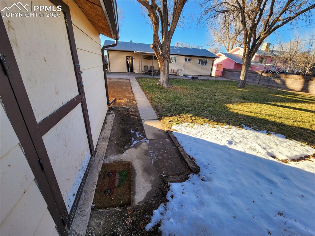 Image 41 of 44: Yard