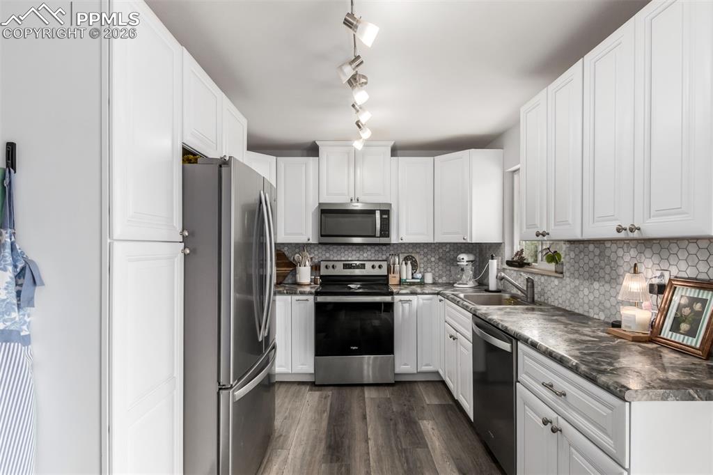 Image 15 of 41: Kitchen