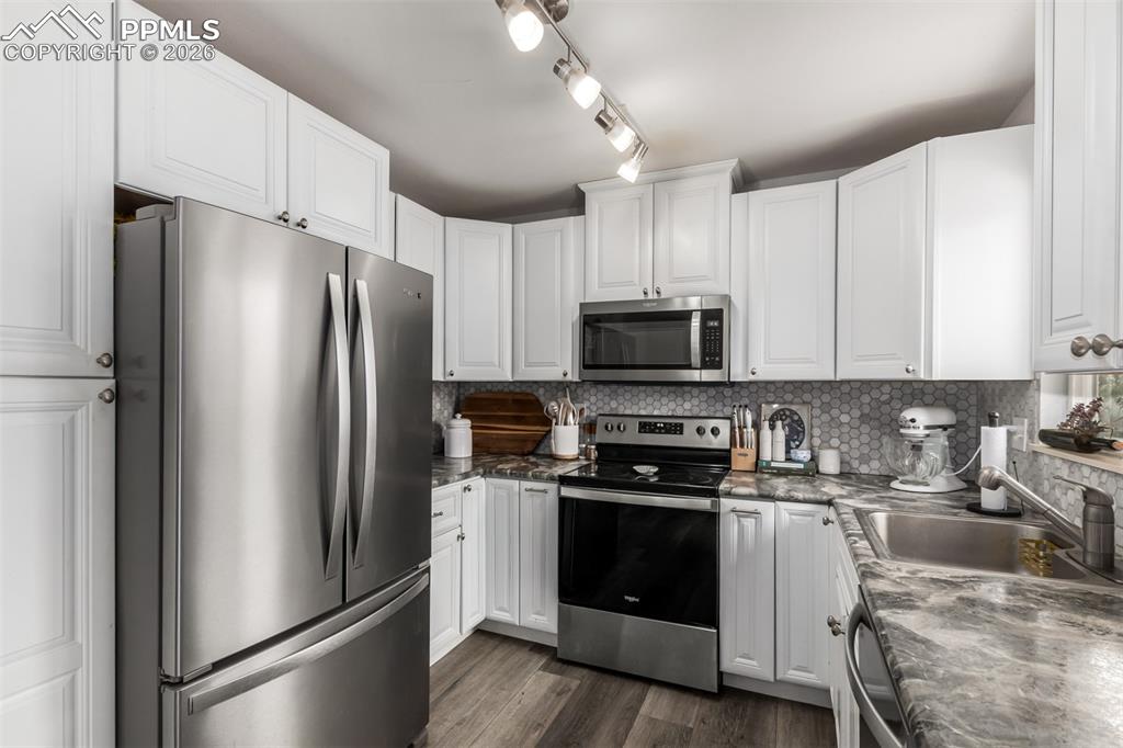 Image 16 of 41: Kitchen