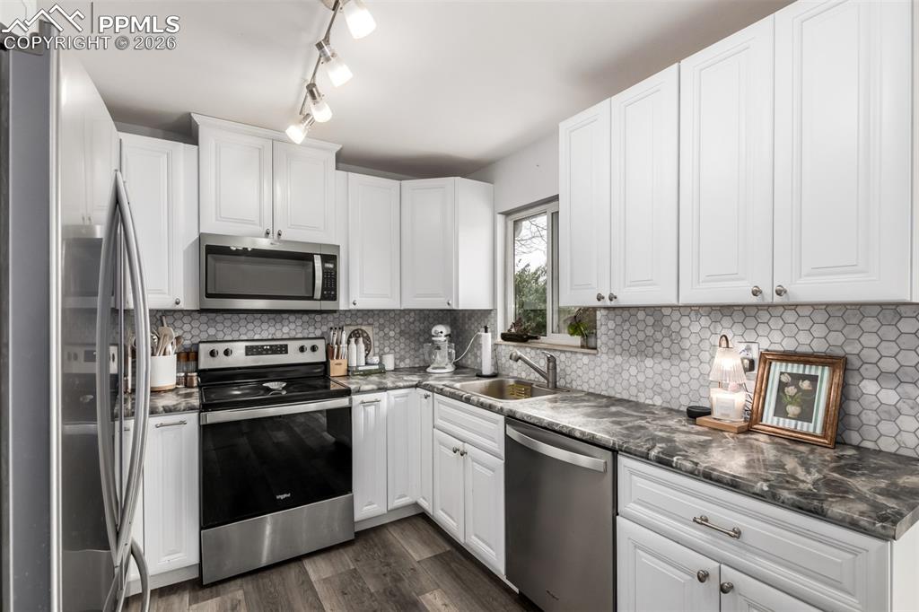 Image 17 of 41: Kitchen