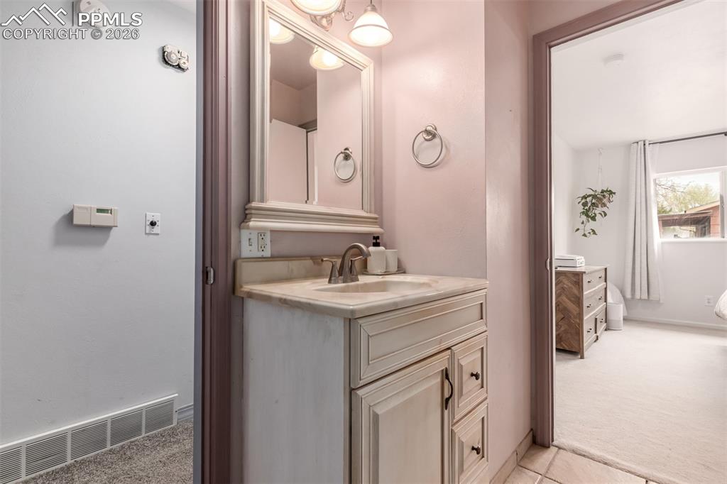 Image 23 of 41: Bathroom