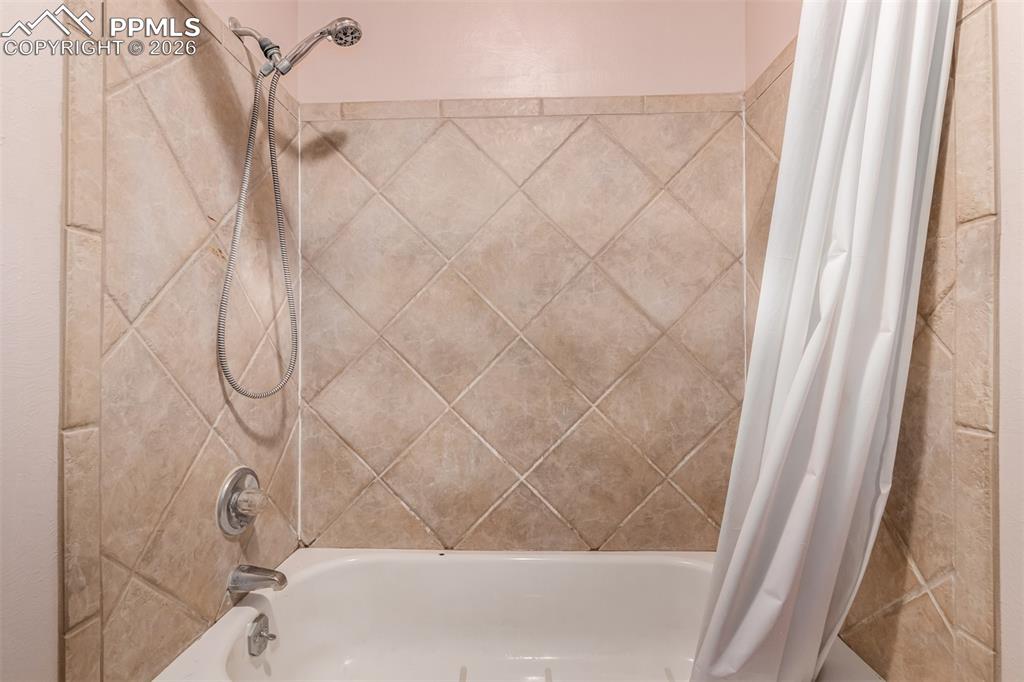 Image 24 of 41: Bathroom