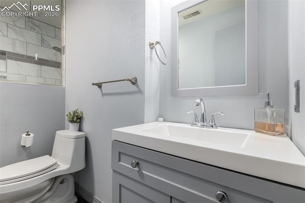 Image 27 of 41: Bathroom