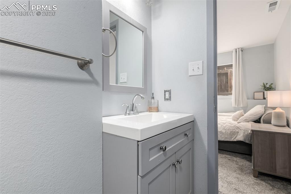 Image 28 of 41: Bathroom