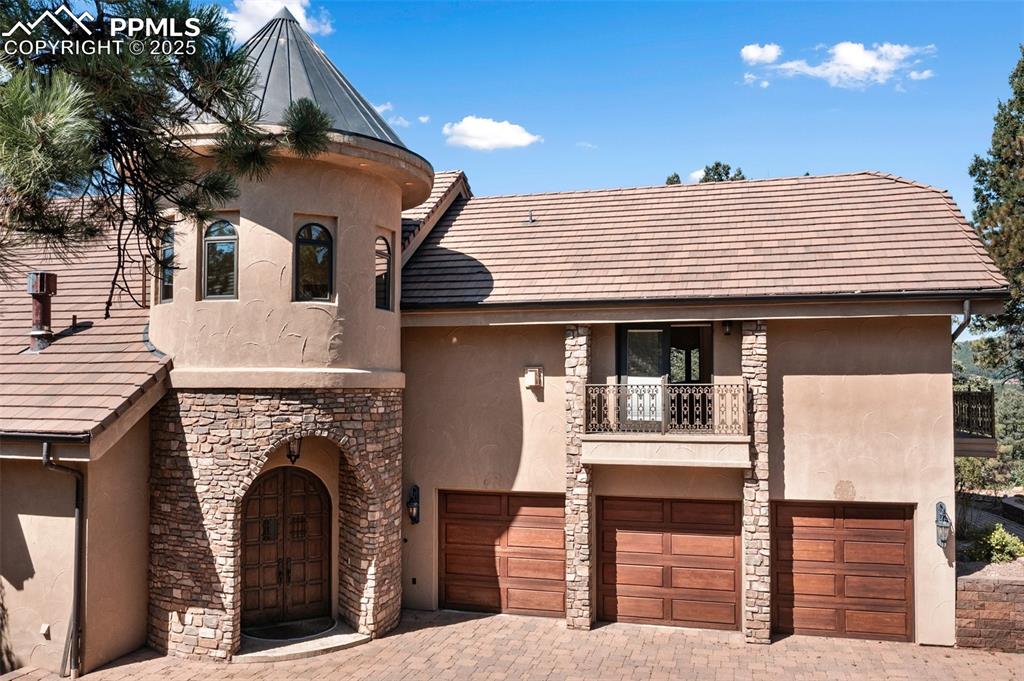 Image 3 of 50: Stucco siding with 3 car garage