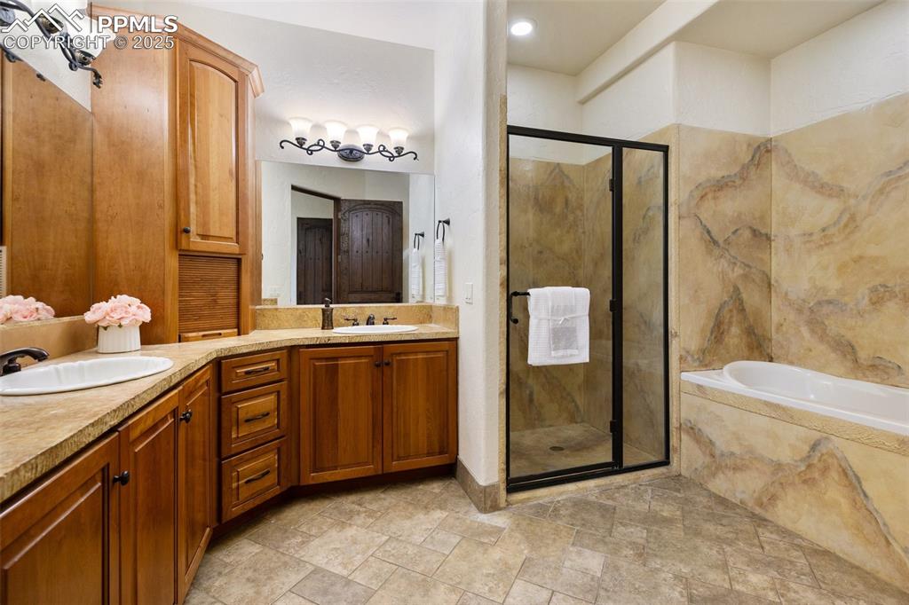 Image 38 of 50: Full bathroom between both guest bedrooms.