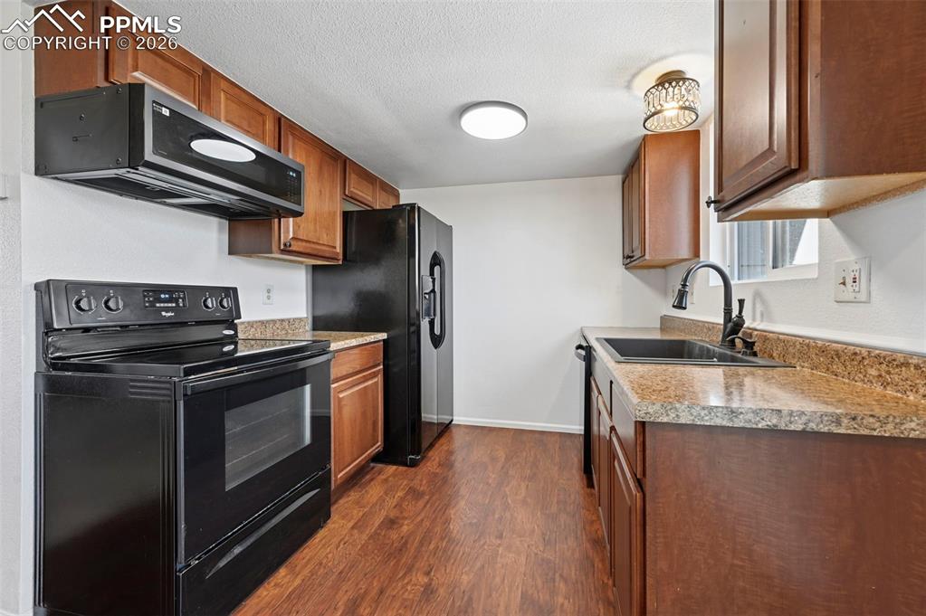 Image 11 of 27: Kitchen