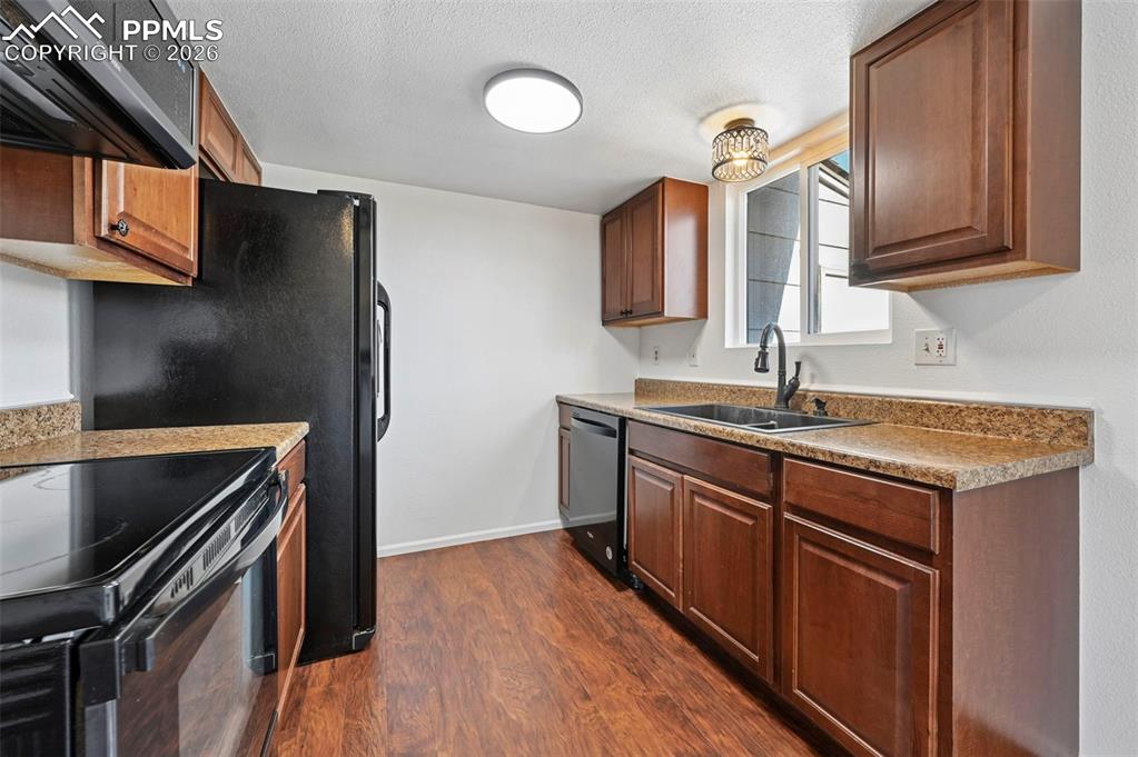 Image 12 of 27: Kitchen