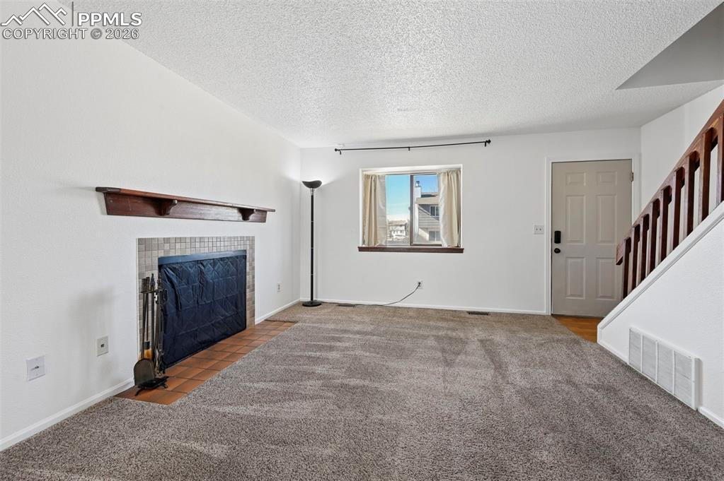 Image 14 of 27: Living Room