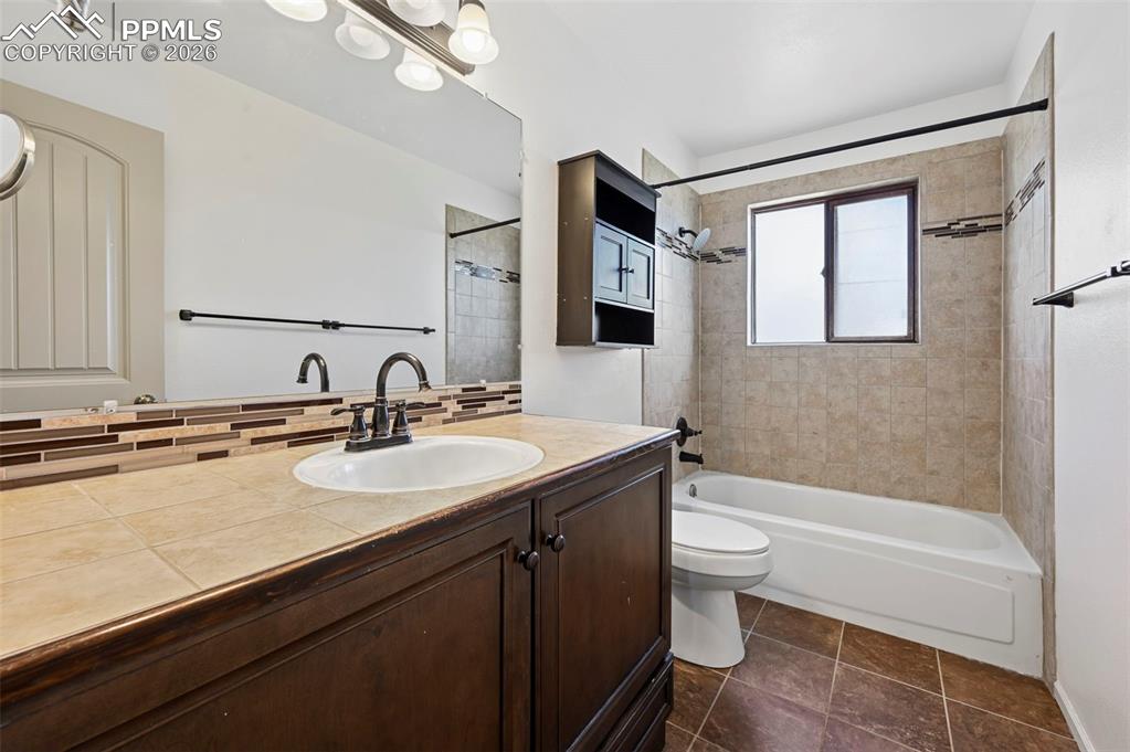 Image 20 of 27: Bathroom