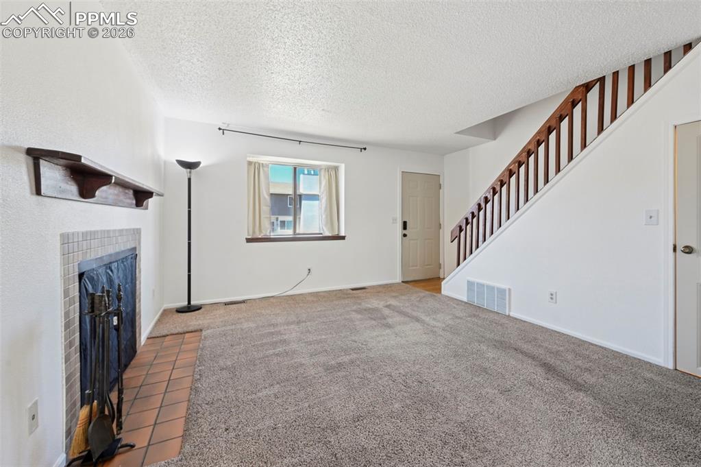 Image 4 of 27: Living Room