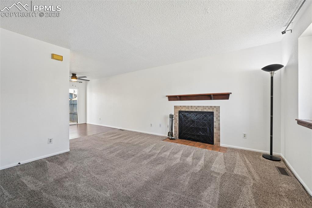 Image 5 of 27: Living Room