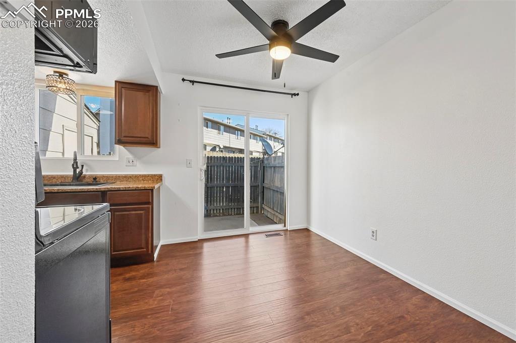 Image 8 of 27: Kitchen