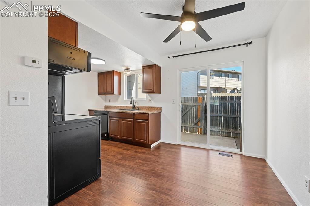 Image 9 of 27: Kitchen