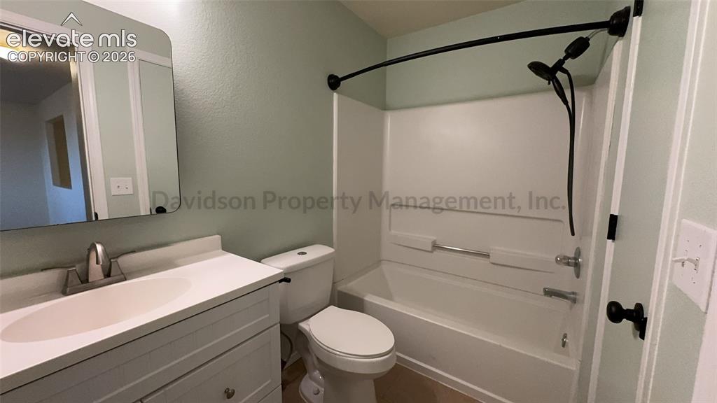 Image 12 of 14: Bathroom